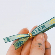 Tipp: So befestigen Sie eine Smart-Stopperperle an einem Schmuckband mit Text