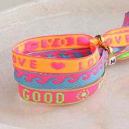 Schmucksets Schmuckinspiration zu Armbändern aus neonfarbenen Schmuckbändern mit Text