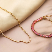 Schmucksets Stilvolle Armbänder und Ketten kombinieren und präsentieren