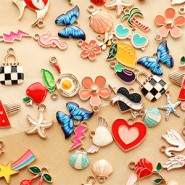 Schmucksets Funky Kollektion mit verspielten Metallperlen und Anhängern