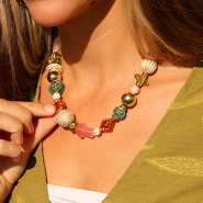 Neu Acrylperlen mit goldfarbenen Details