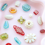 Schmucksets Mix & Match mit Acrylperlen mit goldfarbenen Details