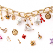 Schmucksets Schmuck designen mit detailverliebten Metallanhängern