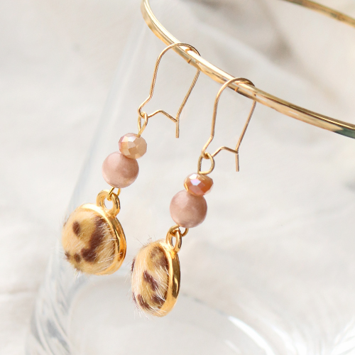 Flauschiger Schmuck mit &ldquo;faux fur&rdquo; f&uuml;r Cabochon, Facettperlen, Holz Perlen, Fassungen und Cuoio Armb&auml;nder