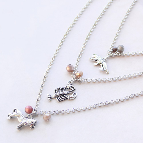 Elastische Armb&auml;nder und Lagen Halsketten mit Metall Anh&auml;ngern