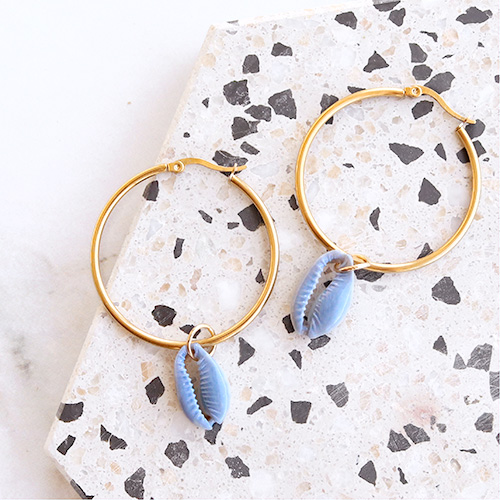 Machen Sie mit Kauri Muscheln farbenfrohen Schmuck und so tragen Sie Sommer Haaraccessoires: