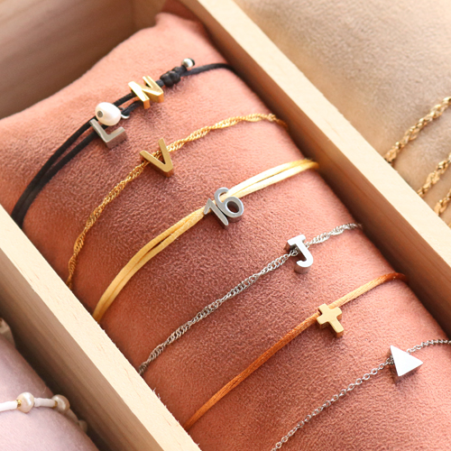 So machen Sie personalisierten Schmuck mit den neuen Stainless Steel Initialen Perlen: