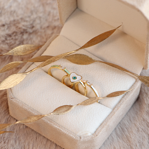 Kombinieren Sie diese bunten Ringe und Ohrringe mit handgefertigtem Schmuck