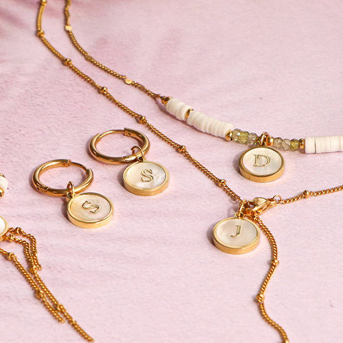 Designen Sie personalisierten Schmuck mit edelstahlgefassten Perlmuttanh&auml;ngern