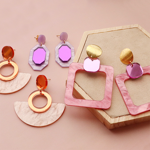 Mit Statement-Anh&auml;ngern kreativ werden