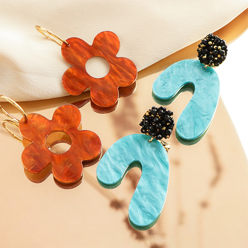 Schmuckdesigns mit Resin Anh&auml;ngern