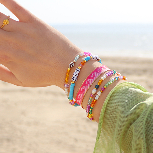 Designideen f&uuml;r Armb&auml;nder mit Acrylperlen, facettierten Perlen und Schmuckb&auml;ndern mit Text