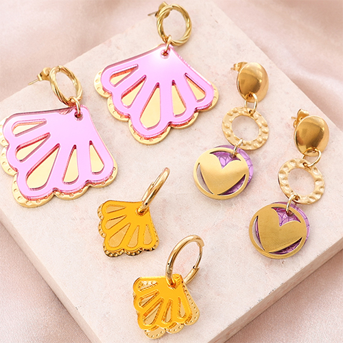 Sie entwerfen Sie mit Plexx- und Edelstahlanh&auml;ngern Schmuck