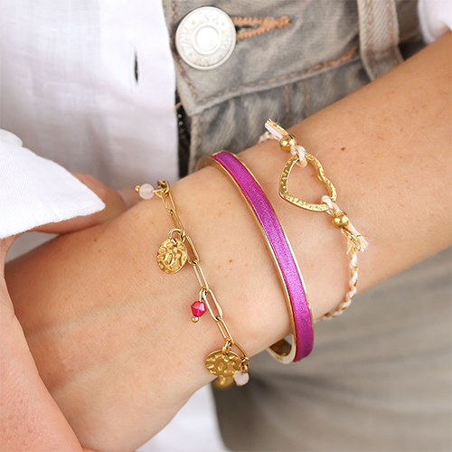 Ohrringe und Armb&auml;nder mit Edelstahlzubeh&ouml;r gestaltet