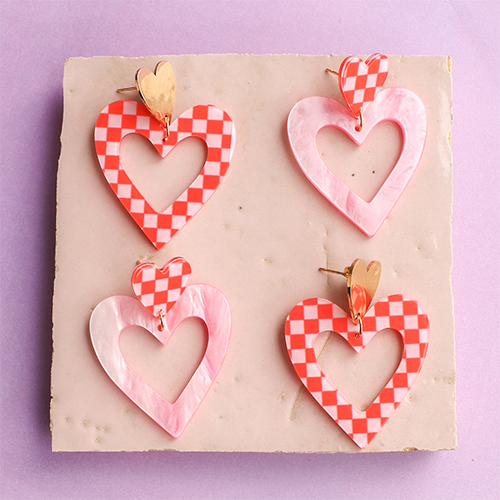 Charmante Ohrringe mit Resin- und Edelstahl-Anh&auml;nger kreieren