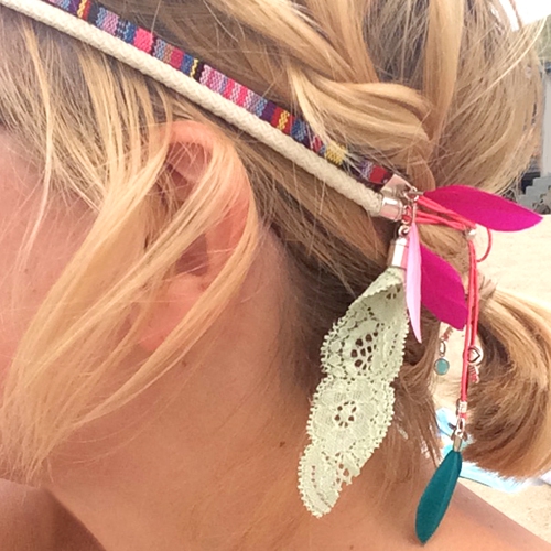 Trendy Beach Haarband mit Federn und Anh&auml;ngern