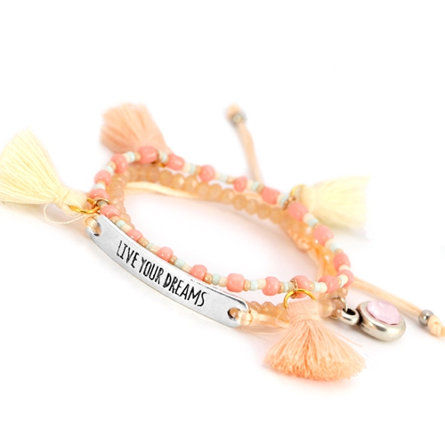 Hippe Slogan Armb&auml;nder und Rocailles in Kombination mit anderen hippen Armb&auml;ndern!