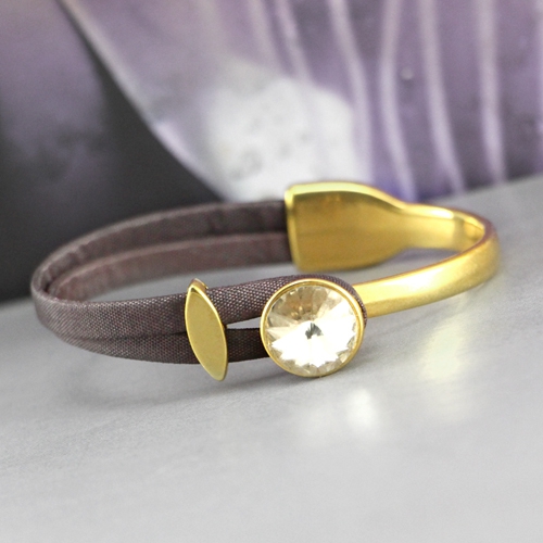 Strahlende Rivoli Kegelsteine verarbeitet in prachtvollem Schmuck