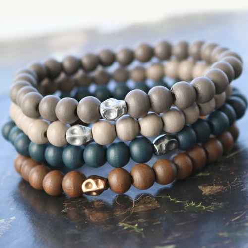 Skulls, Holz Perlen und Leder f&uuml;r einen coolen Look.