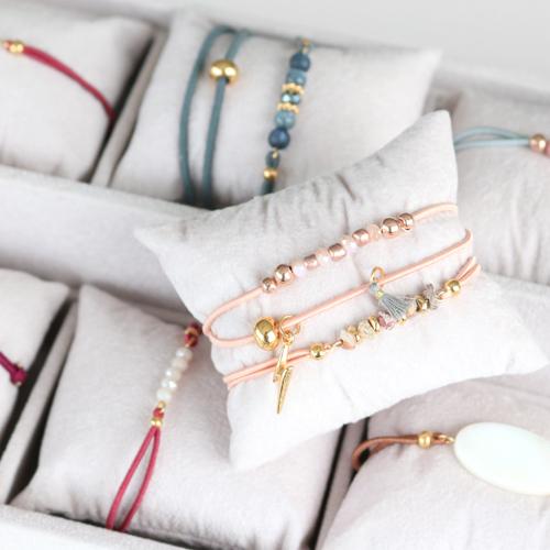 Diese Armb&auml;nder sind so h&uuml;bsch&hellip;Wir inspirieren Sie die sch&ouml;nsten Kreationen zu machen mit gef&auml;rbtem Elastik Draht!