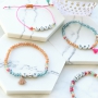 Spruch Schmuck mit Buchstabenperlen Metall Look und farbigen Details