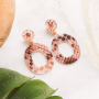 Machen Sie Ihre eigenen Ohrringe und Armb&auml;nder aus neuen Resin Anh&auml;ngern und einem Elastischen Band mit Snake Print