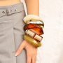Eyecatcher: Breiter Armschmuck aus Resin und Metall