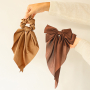 Mix & Match mit Scrunchies & Haarklammern mit Schleife