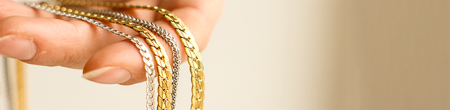 Neue Serie mit konfektioniertem Schmuck aus Edelstahl