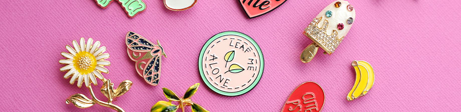 Neue Serie farbenfroher Broschen und Pins