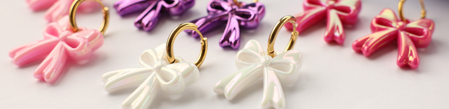 Neue Serie Acryl-Schleifen-Anhänger und Herz-Ohrringe Neue Serie Acryl-Schleifen-Anhänger und Herz-Ohrringe