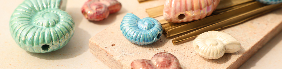 Ammonit-Perlen aus griechischer DQ-Keramik