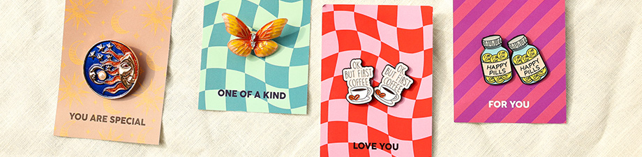Jetzt shoppen! Broschen und Pins in verspielten Designs