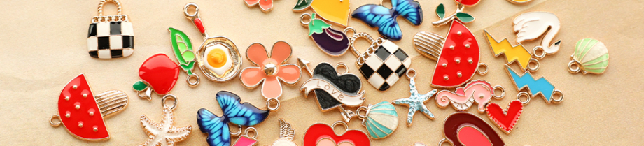 Verspielte Metallperlen und Anh&auml;nger